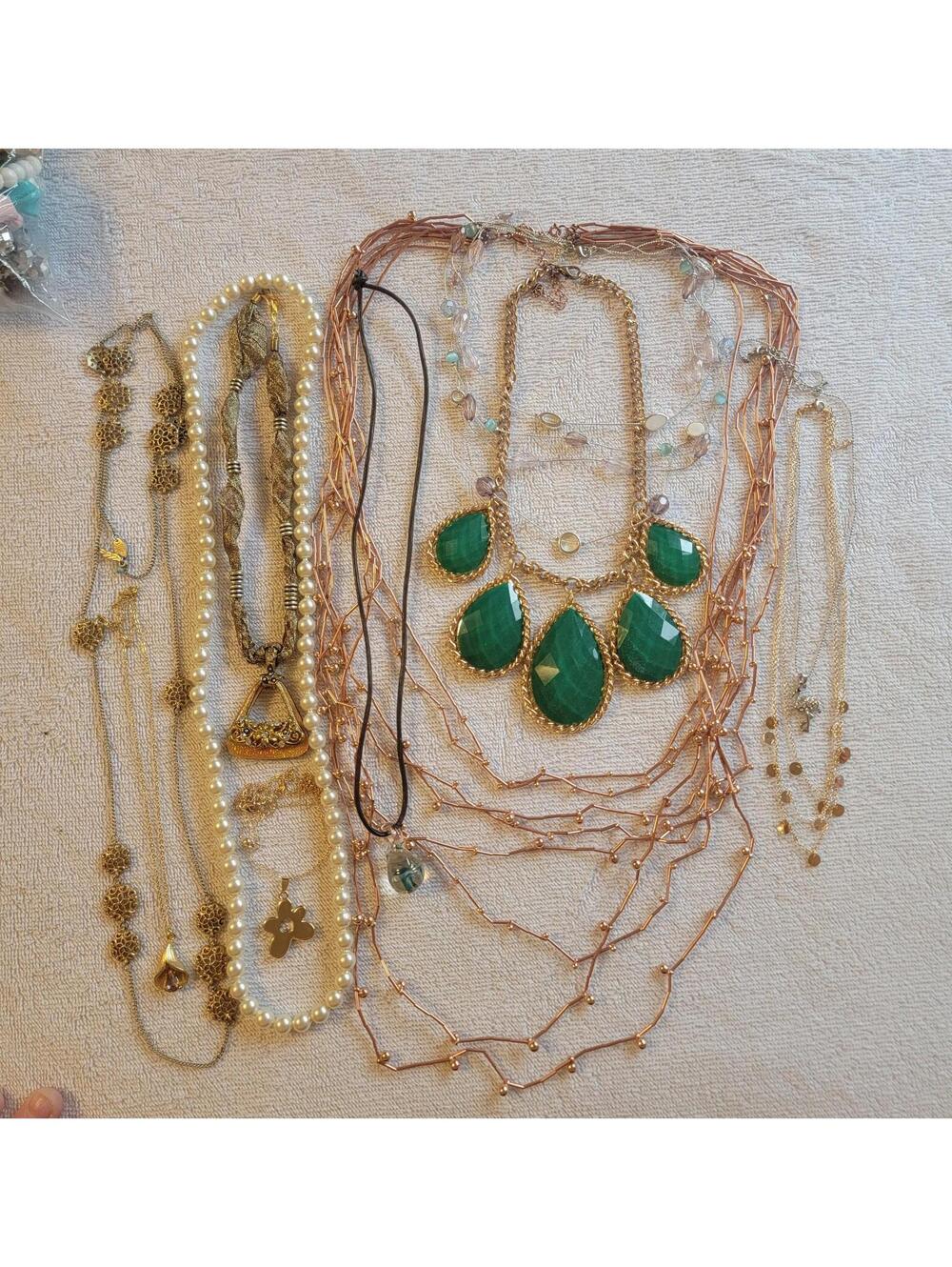 Lot of Fashion Costume Necklaces (lot 37)
